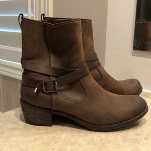 Ugg heeled zipper boots Excellent condition size 9